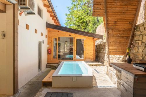 einen Pool im Hinterhof eines Hauses in der Unterkunft Holiday Home Casa Salina in Sečovlje