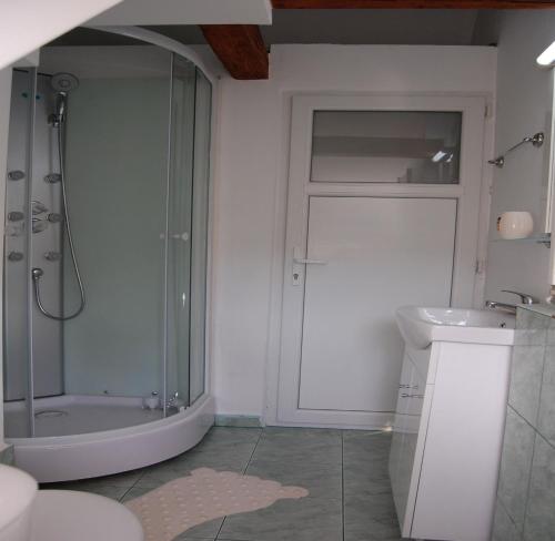 Ein Badezimmer in der Unterkunft Casa Piata Sfatului