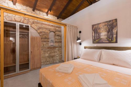 A bed or beds in a room at Casa Leone, cosy apartment overlooking the square