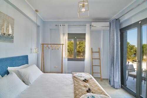 Un dormitorio con una cama grande y un balcón. en Blue Green Villa Kalyves eco pool premium quality, en Kalyves