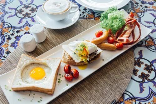 Makanan di atau berdekatan hotel