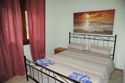 - une chambre dotée d'un lit avec une photo sur le mur dans l'établissement Appartamento da Simone a Rosolina Mare, à Rosolina Mare