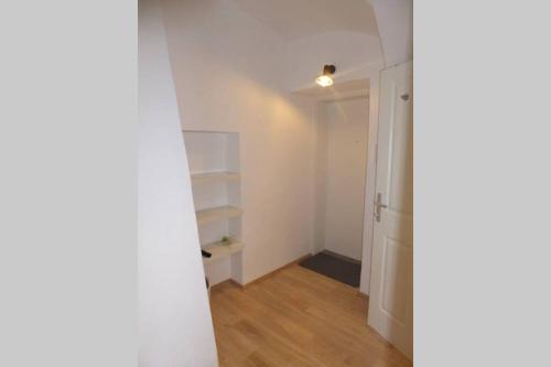 an empty room with a door and a hallway at Altstadtwohnung Traunstein mit Traunseeblick 1A in Gmunden