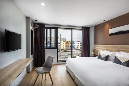 Ένα ή περισσότερα κρεβάτια σε δωμάτιο στο Narra Hotel