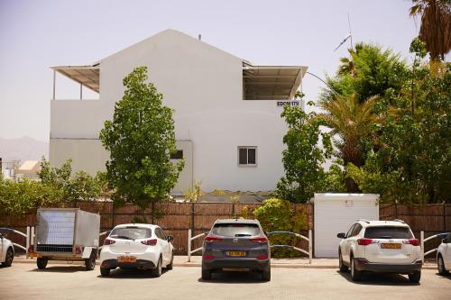 un grupo de autos estacionados en un estacionamiento en אדום 179, דירות נופש en Eilat