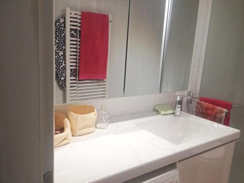 een badkamer met een witte wastafel en een spiegel bij La Casetta in Galaxidhion