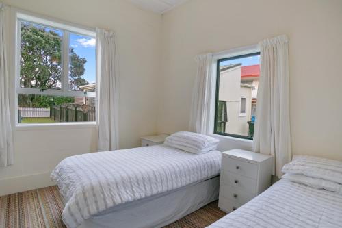 Ein Bett oder Betten in einem Zimmer der Unterkunft Clara's Togs and Towels - Waihi - Bachcare NZ