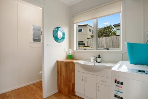 Ein Badezimmer in der Unterkunft Clara's Togs and Towels - Waihi - Bachcare NZ