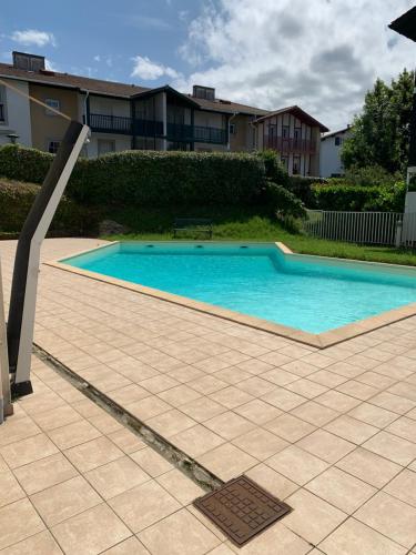 une piscine au milieu d'une cour dans l'établissement LES HAUTS DE BIANTENIA AVEC WIFi, à Hendaye