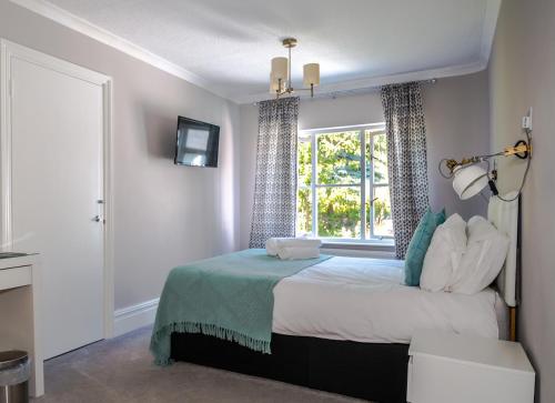 a bedroom with a bed and a window at The Mount Rooms in Barry