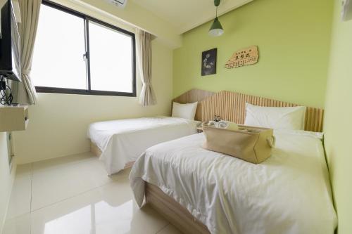 南竿鄉的住宿－馬悠驛館，酒店客房设有两张床和窗户。