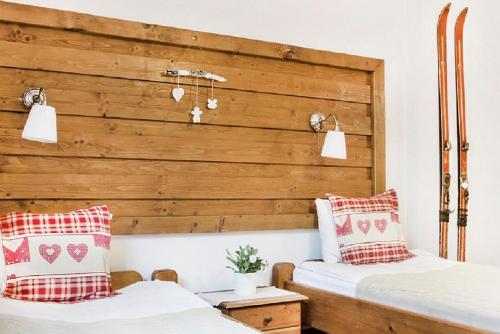 1 dormitorio con 2 camas y cabecero de madera en Apartament Jaworzyna, en Zakopane