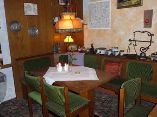 Ein Restaurant oder anderes Speiselokal in der Unterkunft Hotel-Garni-Sonnenlay 