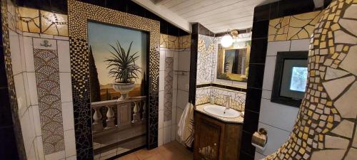 Koupelna v ubytování Varias Art House