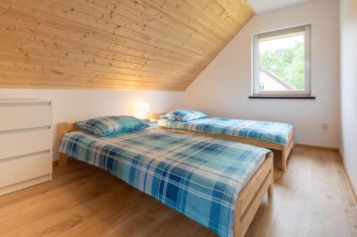 Una cama o camas en una habitación de Domki nad morzem w Lędzinie Wybrzeże Rewal Niechorze