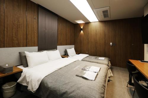 Un pat sau paturi într-o cameră la boutique hotel k Dongdaemun