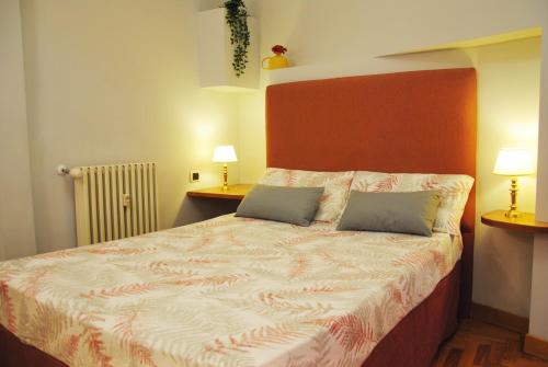 una camera da letto con un grande letto con due cuscini di B&B A Casa di Tiziana - Roma a Roma
