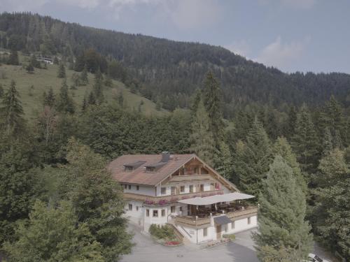 eine Luftansicht eines Hauses im Wald in der Unterkunft Zur Guten Einkehr in Bayrischzell