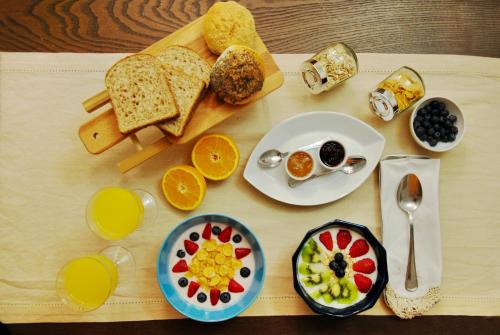 un tavolo ricoperto di uova e pane tostato di B&B A Casa di Tiziana - Roma a Roma