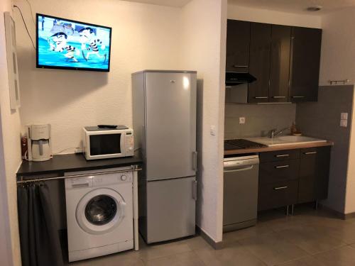 Kuchyň nebo kuchyňský kout v ubytování Appartement 239 Les Salicornes