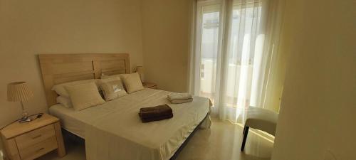 エステポナにあるLets in the Sun Villa Borghese Valle Romanoのベッドルーム1室(白いシーツ付きのベッド1台、窓付)