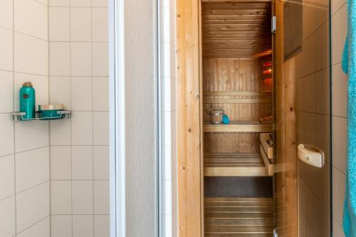 a bathroom with a walk in shower next to a toilet at Antibes 236 - Kustpark Village Scaldia in Hoofdplaat