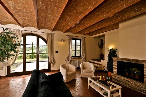 un salon avec un canapé et une cheminée dans l'établissement Agriturismo Scaforno Vacanze, à Castelnuovo della Misericordia