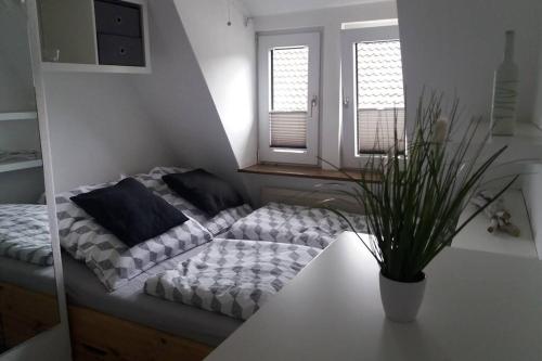 Habitación con sofá y mesa con maceta en Helle 2-Zimmerwohnung am Stadtrand, en Hildesheim