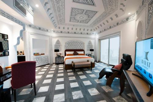 1 dormitorio con 1 cama y TV de pantalla plana en Bayat Hotel, en Khamis Mushayt