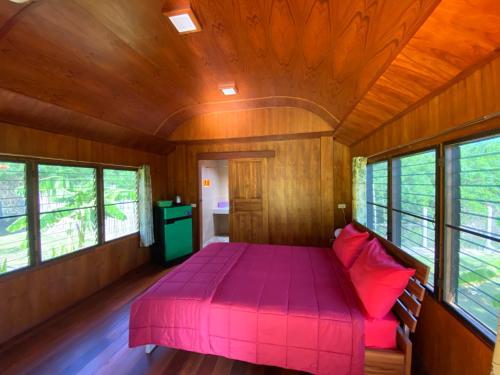 Tempat tidur dalam kamar di Jing Jo Boutique Bungalow