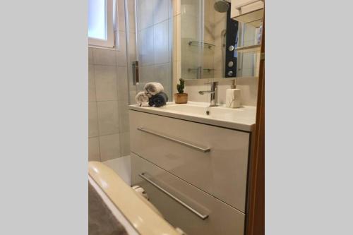 La salle de bains est pourvue d'un lavabo, de toilettes et d'un miroir. dans l'établissement Apartmani Kvaternik - Stan Bol, à Bol