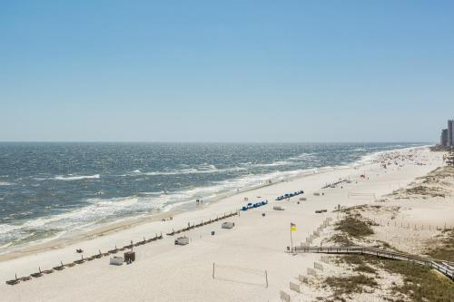 vistas a una playa con gente y al océano en Seawind Condominiums en Gulf Shores