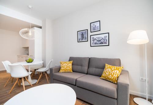 a living room with a couch and a table at Tandem Puerto Chico in Cádiz