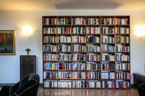 a book shelf filled with lots of books at Bellevue San Lorenzo (Adults Only) in Malcesine