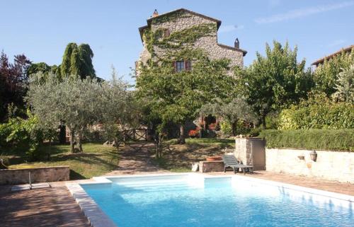 a large swimming pool in front of a house at Alloggio Castello di Loreto in Todi