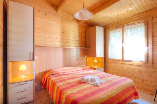 um quarto com uma cama num quarto de madeira em Centro Vacanze Verde Azzurro em Cingoli