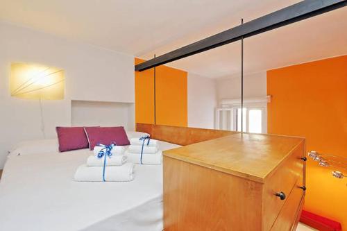 ein Schlafzimmer mit einem großen Bett und einer Kommode in der Unterkunft Welcome to Trastevere in Rom