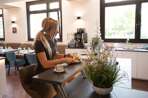 Příslušenství pro přípravu čaje a kávy v ubytování New Work Hotel Essen
