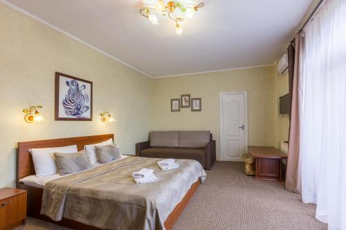 a hotel room with a bed and a couch at Shepilska Relax Complex in Dovholuka