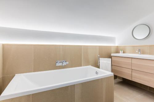 La salle de bains est pourvue d'une grande baignoire et d'un lavabo. dans l'établissement B6 Loft Duplex 175Blo-Paris Convention, à Paris