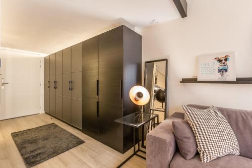 - un salon avec un canapé et une grande armoire dans l'établissement B6 Loft Duplex 175Blo-Paris Convention, à Paris