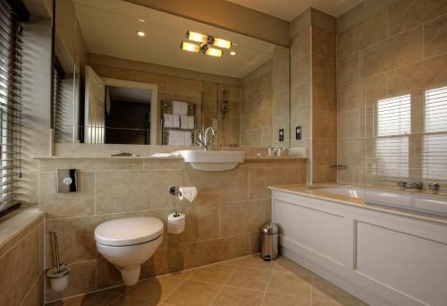 A bathroom at Wivenhoe House Hotel 