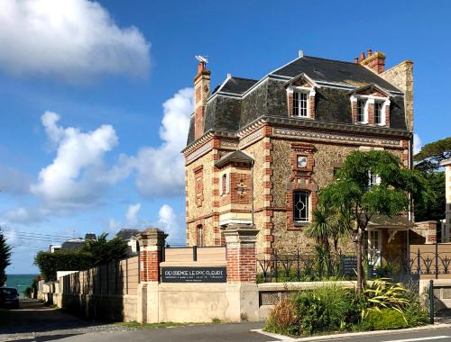 un vieux bâtiment en briques au bord d'une rue dans l'établissement Résidence Le Roc Fleuri, à Saint-Malo