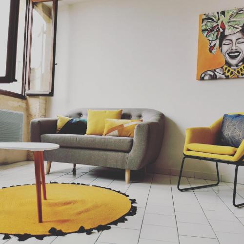 un salon avec un canapé et une table dans l'établissement Appartement de charme, au cœur d'Auch, 4 pers, à Auch