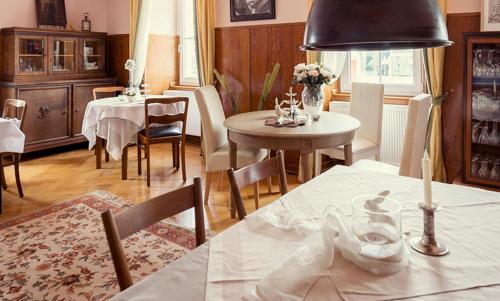 מסעדה או מקום אחר לאכול בו ב-Landhotel Untere Mühle