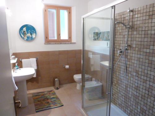 e bagno con doccia, servizi igienici e lavandino. di Casa sul Monte a San Venanzo