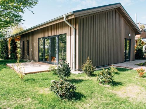 ein Haus mit einer großen Glastür auf einem Hof in der Unterkunft Hotel Landhafen in Niebüll