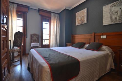 sypialnia z dużym łóżkiem w pokoju w obiekcie Hostería El Bodegón De Gredos w mieście Arenas de San Pedro