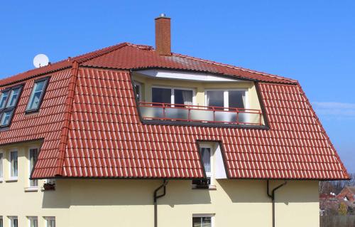 ウッカーミュンデにあるFerienwohnung am Schlossの赤い屋根