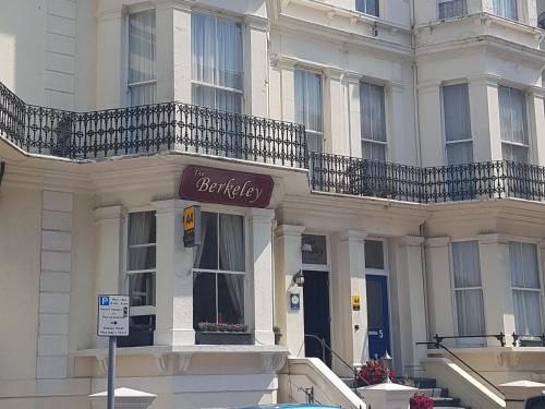 Η πρόσοψη ή η είσοδος του The Berkeley Guesthouse